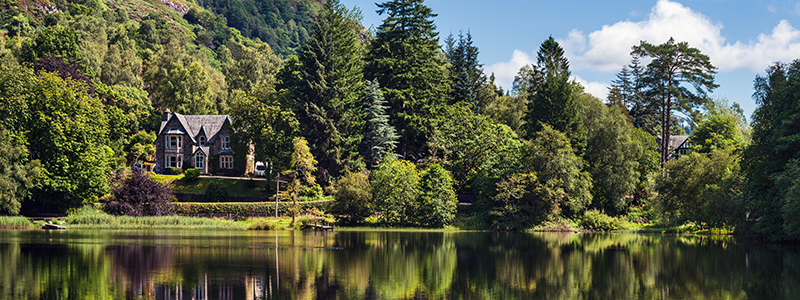 Grn natur och idyll i Trossachs National park, Skottland.